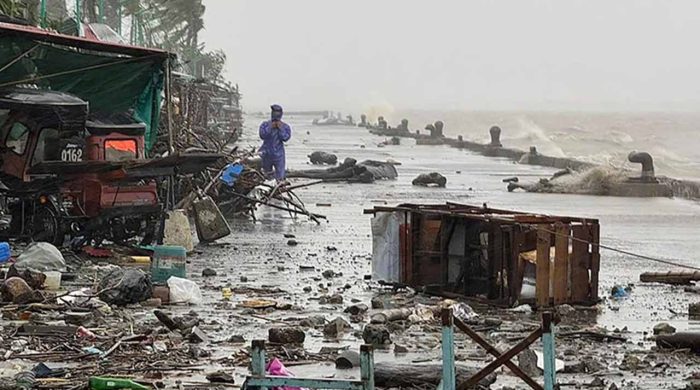 সুপার টাইফুনের কারণে স্কুল ও ব্যবসা প্রতিষ্ঠান বন্ধ ঘোষণা