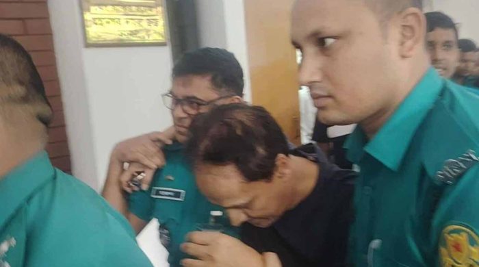 রিমান্ডের আদেশ শুনে কাঠগড়ায় ঢলে পড়েন এনায়েত করিম