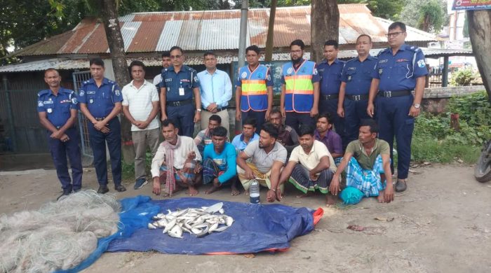 পদ্মায় ইলিশ ধরায় ৯ জে‌লে গ্রেপ্তার