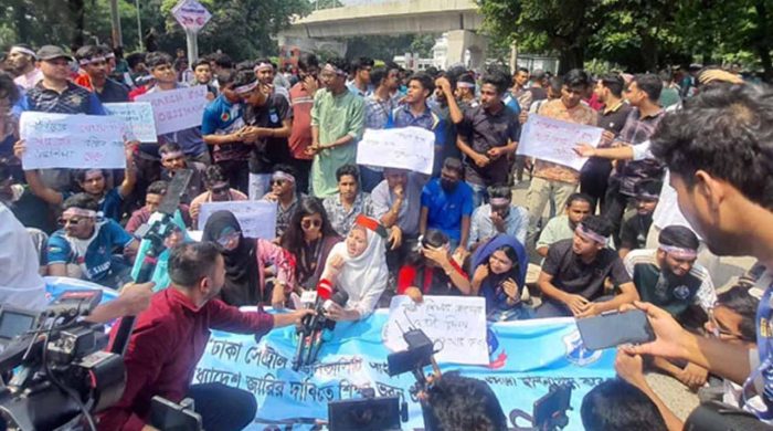 অধ্যাদেশ জারির দাবিতে শিক্ষা ভবনের সামনে সাত কলেজের শিক্ষার্থীদের অবস্থান