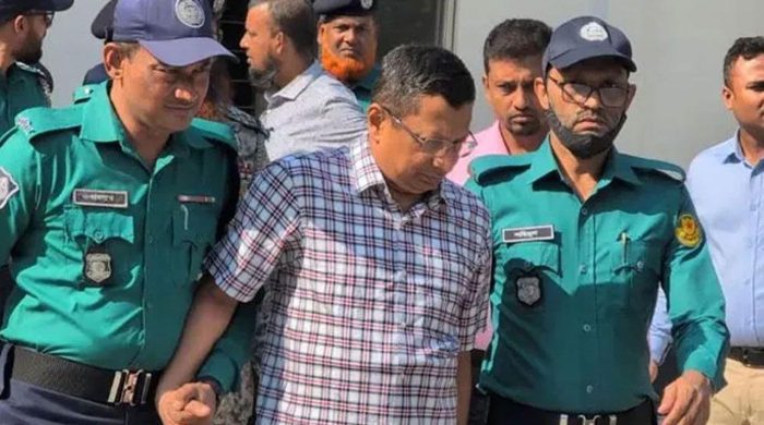 বিমর্ষ মুখে চুপচাপ রায় শুনছেন চৌধুরী আব্দুল্লাহ আল মামুন