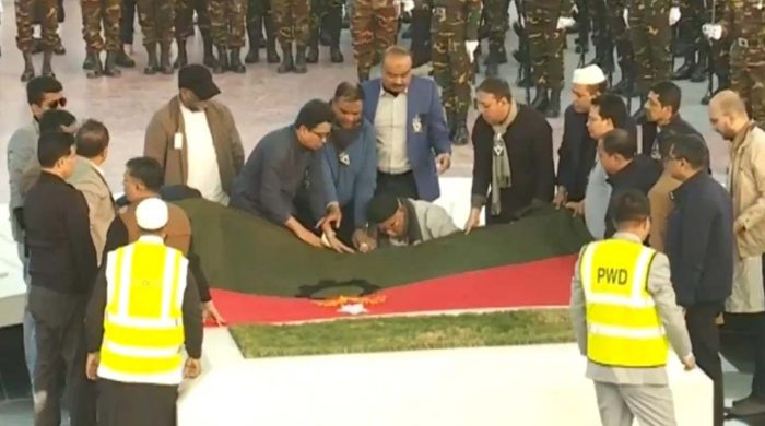 শ্রদ্ধা-ভালোবাসা, চোখের জলে স্বামীর পাশে সমাহিত আপসহীন নেত্রী