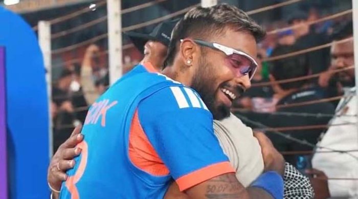 ছক্কা মেরে আহত করে সেবা করলেন পান্ডিয়া