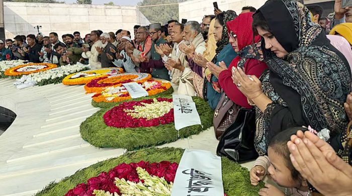 বেগম খালেদা জিয়ার কবর ঘিরে দোয়া প্রার্থনা করছেন সাধারণ মানুষ