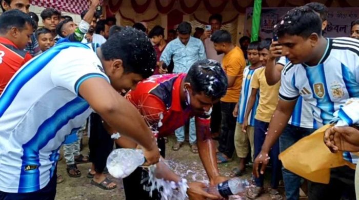 দুধ দিয়ে হাত-মুখ ধুয়ে ব্রাজিল থেকে আর্জেন্টিনার সমর্থক হলেন তরুণ