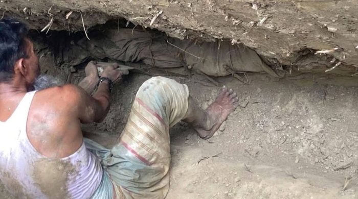 স্ত্রীর জন্য কবর খুঁড়তে গিয়ে পাওয়া গেল ২৪ বছর আগে স্বামীর অক্ষত লাশ